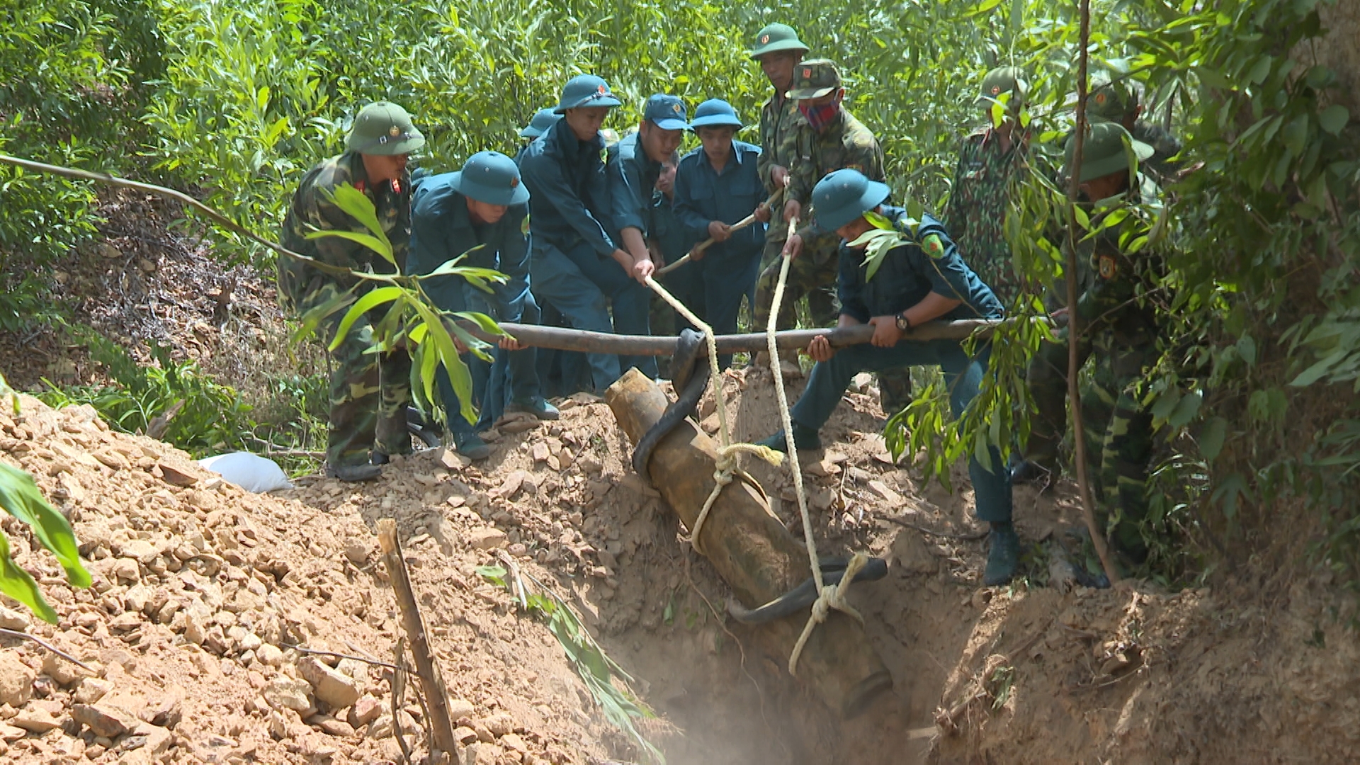 Xử lý thành công quả bom nặng 225kg